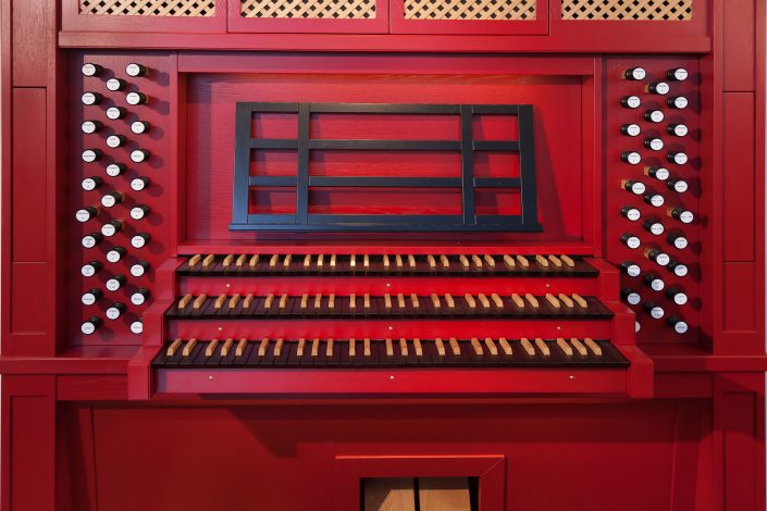traditioneel uitziend orgel met trekregisters gebasseerd op het Utrechtse Dom-orgel