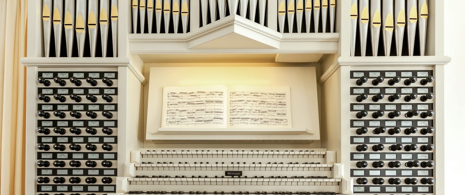 Custom made thuisorgel wit met trekregisters