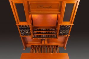 Hoog orgel van eikenhout