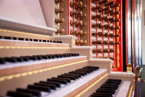 Huiskamerorgel geïnspireerd door het Marcussen-hoofdorgel uit de Rotterdamse Sint-Laurenskerk. Klavieren