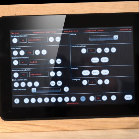 Tablet ten behoeve van het bedienen van de Hauptwerk software. kan in en uit een lessenaar geschoven worden.